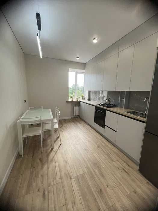 Є-відновлення Центр Города Продам 2 ком. Сталинку 
49 499 $