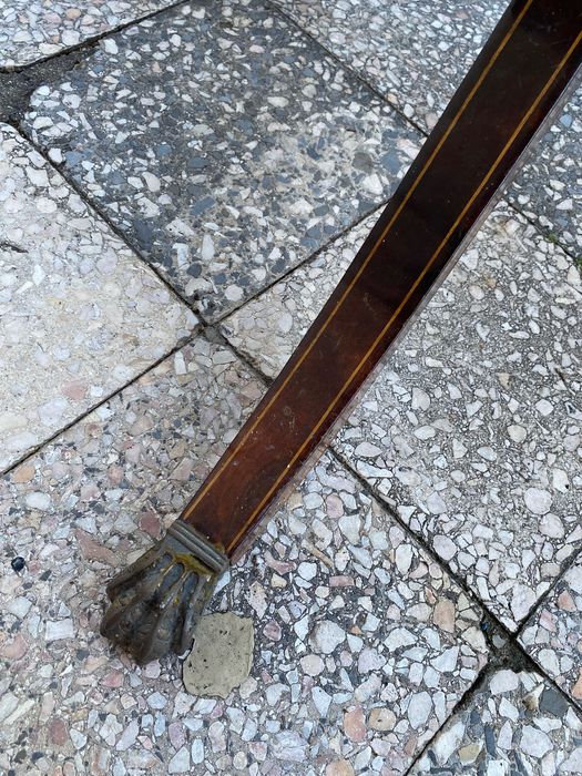 Mesa em mogno de sala de jantar redonda extensível com pés em latão