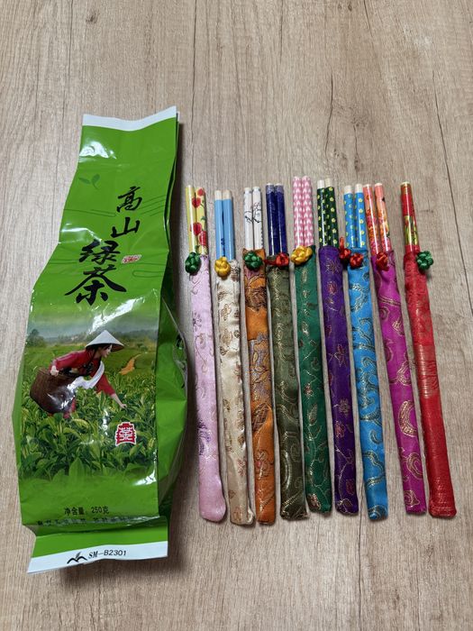 Zestaw pałeczki do sushi w pokrowcach + alpejska zielona herbata