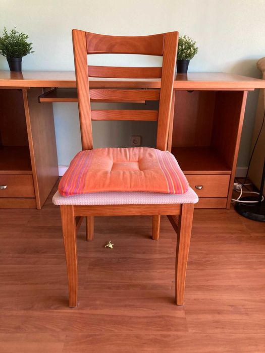 Secretária de madeira maciça e cadeira