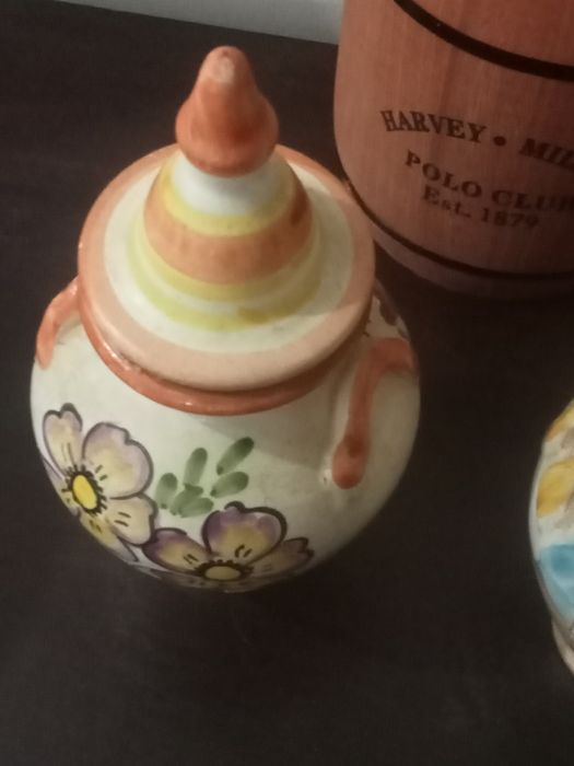 Dois potes de mel de barro, pintados á mão