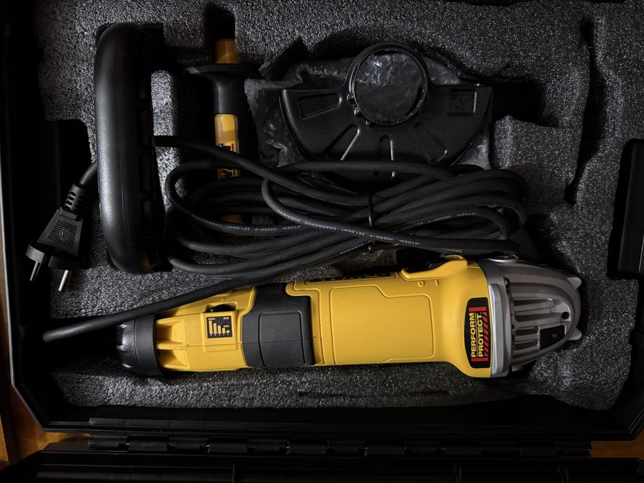 Dewalt DWE4257  Szlifierka kątowa regulacja walizka oraz akcesoria