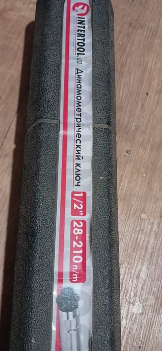 Динамометрический ключ Intertool 1/2 28-210