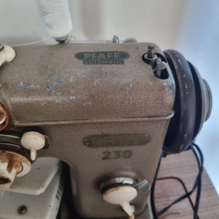 Máquina de Costura Pfaff com móvel