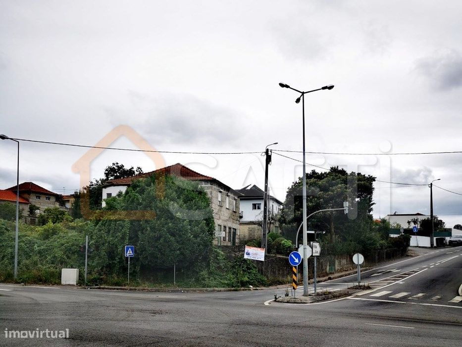 MORADIAS para recuperar, para investimento, em Guardizela Guimarães
