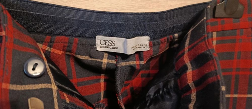 Czerwone Eleganckie damskie spodnie w krate