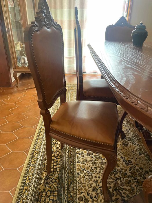 Conjunto de sala de jantar clássico em madeira – excelente estado
