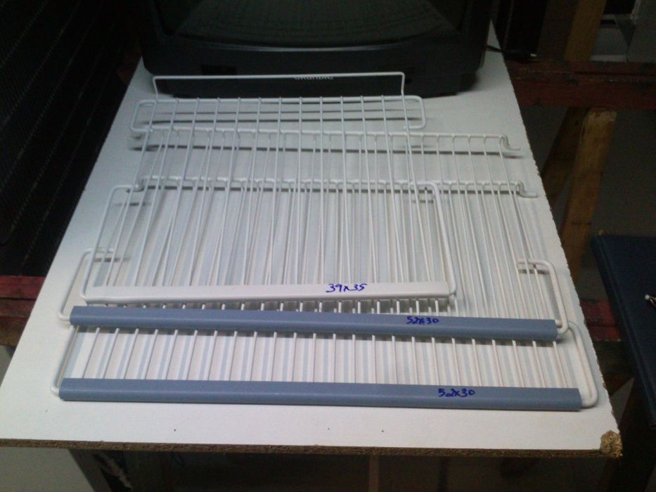 Prateleiras e caixas de frigoríficos impecáveis