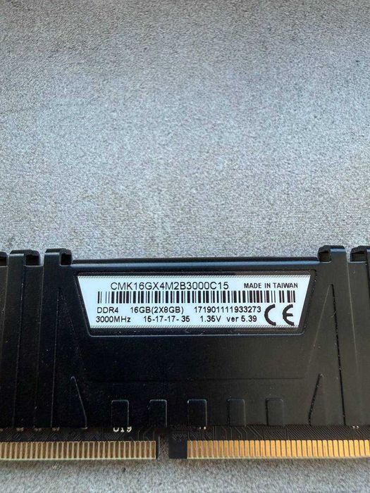 Оперативна пам'ять DDR4 Corsair 16gb (2x8Gb) 3000 MHz