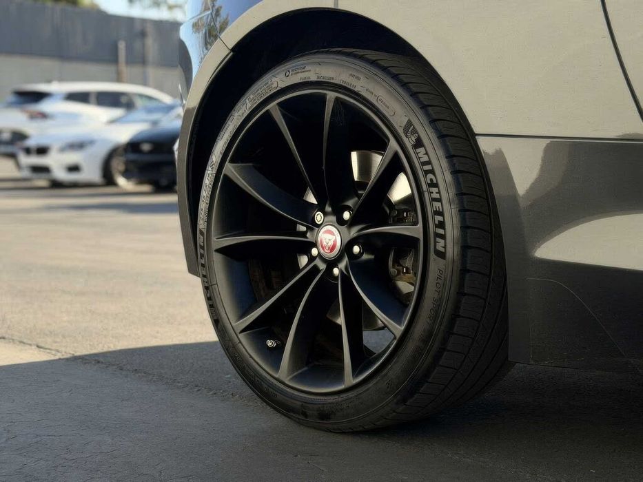 Jaguar F-TYPE R Convertible      2016