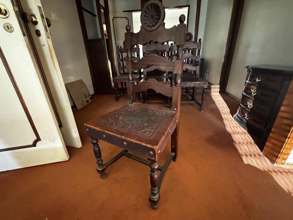 6 Cadeiras antigas trabalhadas e com acento de couro