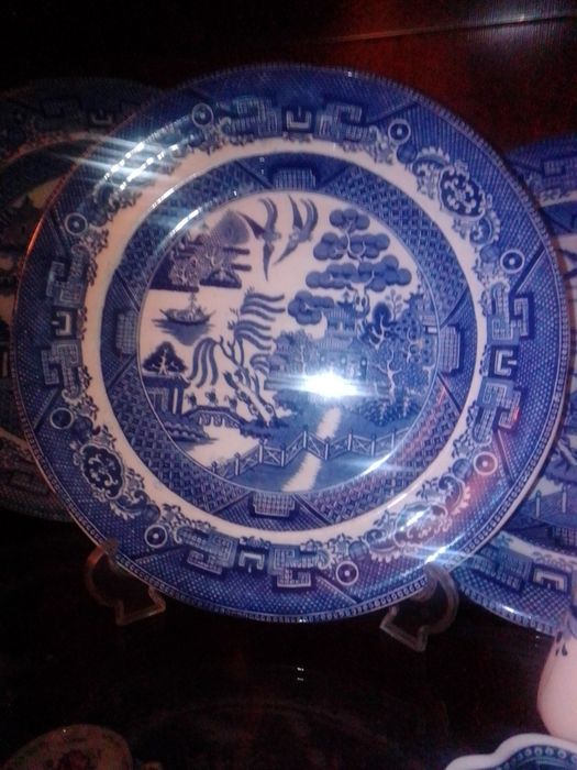 Prato  de cerâmica bastante antigo  Staffordshire azul e branco