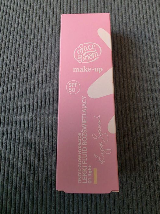 FACEBOOM fluid, lekki, rozświetlający, nr 01 Light 30 g