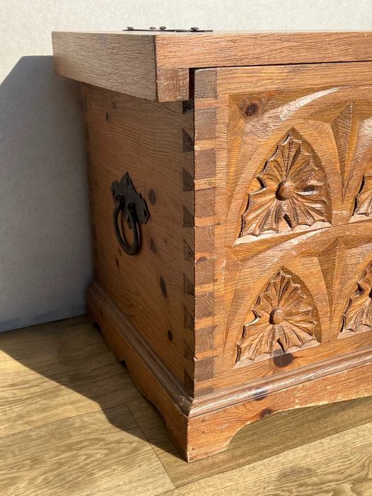 Drewniana skrzynia z litego drewna