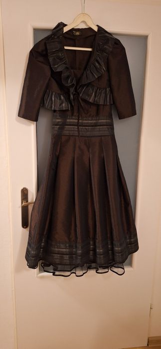 Czekoladowa sukienka wieczorowa z bolerkiem