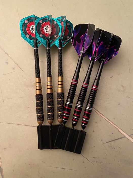 Dardos de 21g e 22g. Com astes e lemes novos.