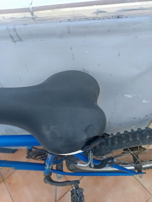 Bicicleta a pedais em estado médio