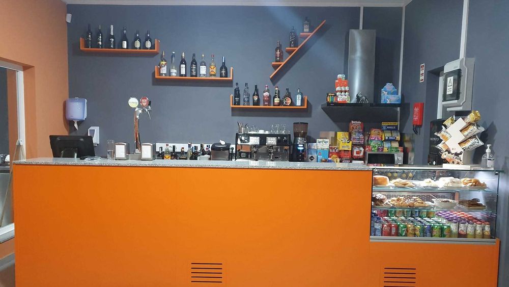 Balcão de café semi novo com vitrini
