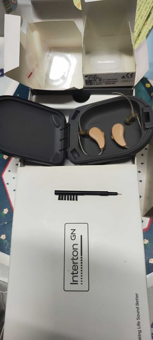 Conjunto de aparelhos auditivos