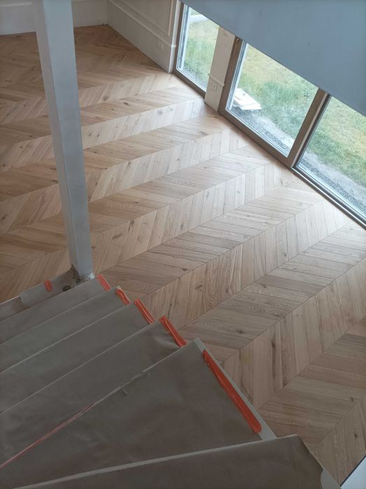 Montaż podłóg drewnianych paneli laminowanych i winylowych