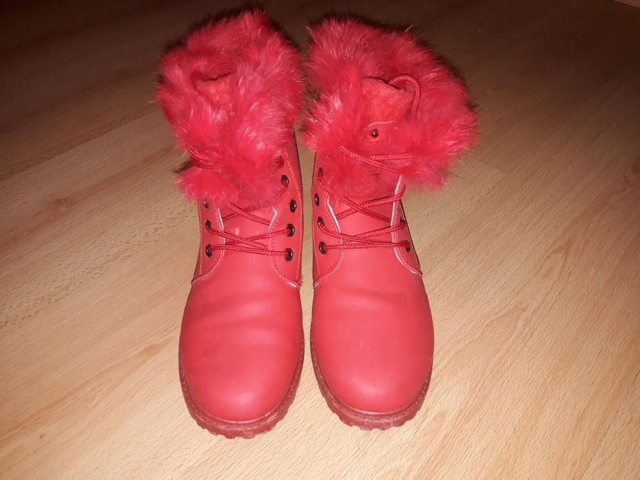 Botas vermelhas impermeáveis