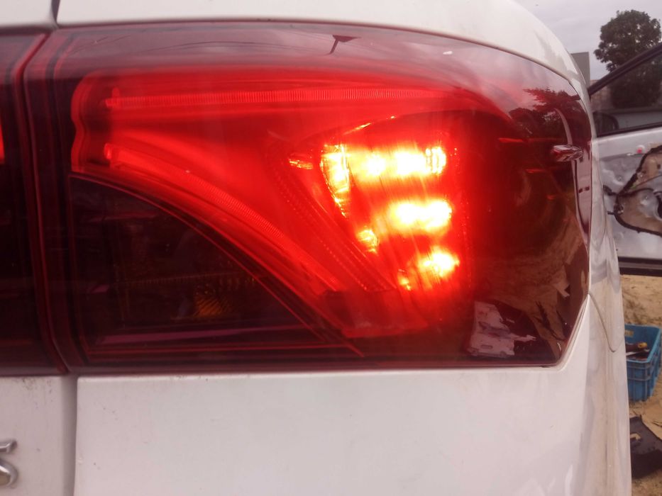 Toyota avensis t27/t29 II lift 15-18 lampa prawy tył sedan eu