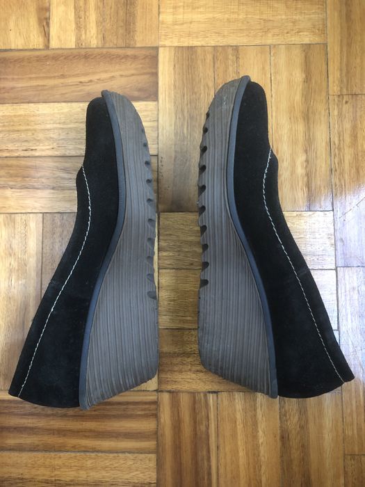 Sapatos pretos todos em pele camurça