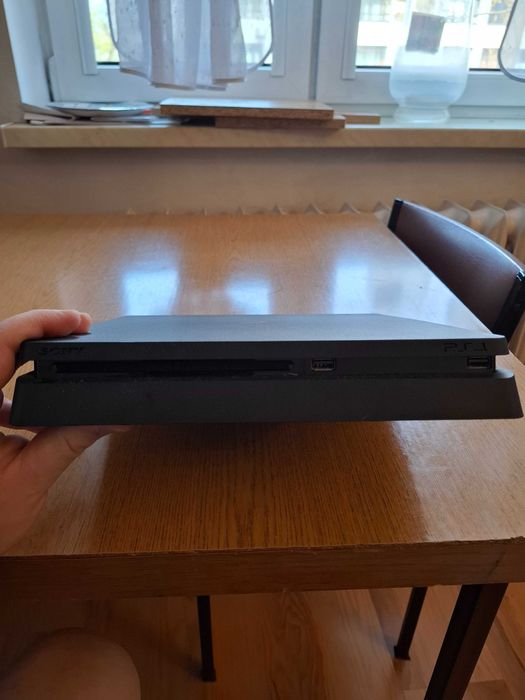 Konsola PS4 + Pad + FIFA20