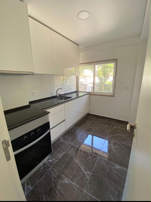 Arrendo apartamento em Amadora, excelente localização e remodelado.