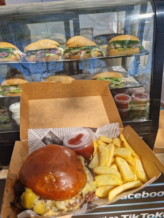 Wynajem Food Trucka na Eventy, Wesela i Imprezy | Ryba i Buła