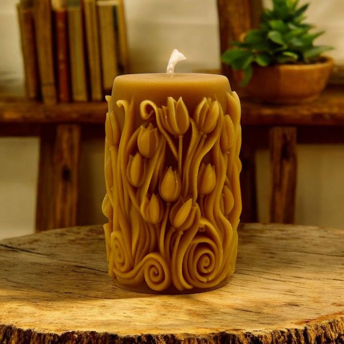 Świeca z naturalnego wosku pszczelego Tulipany Zielony Świecownik