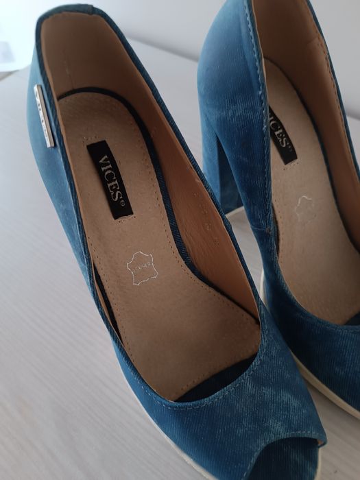 Buty na słupku Vices .