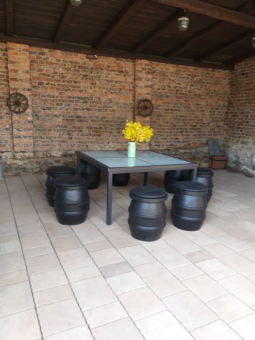 Taborety siedziska z beczek po piwie