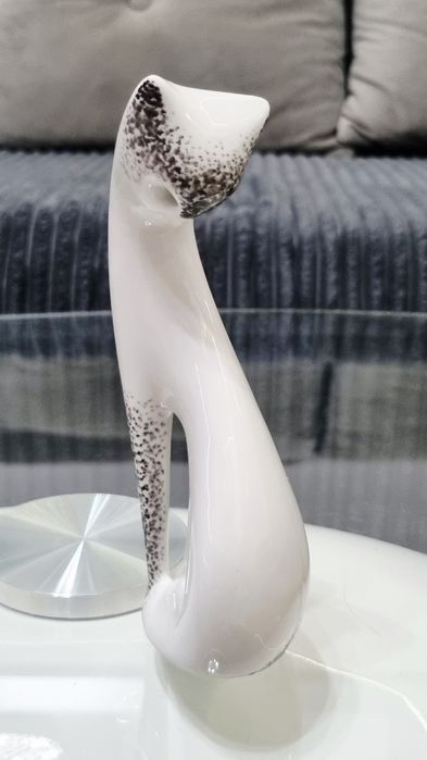 Sygnowana figurka „Siedzący kot” M. Naruszewicz Ćmielów, 1956 r.