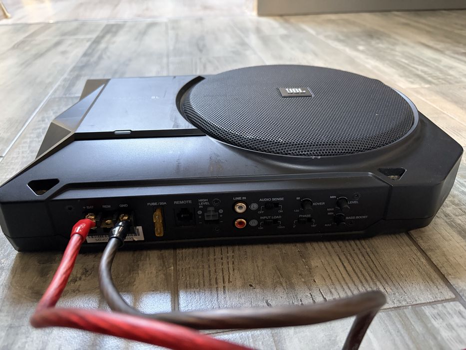 Subwoofer samochodowy JBL BassPro SL – aktywna skrzynia basowa
