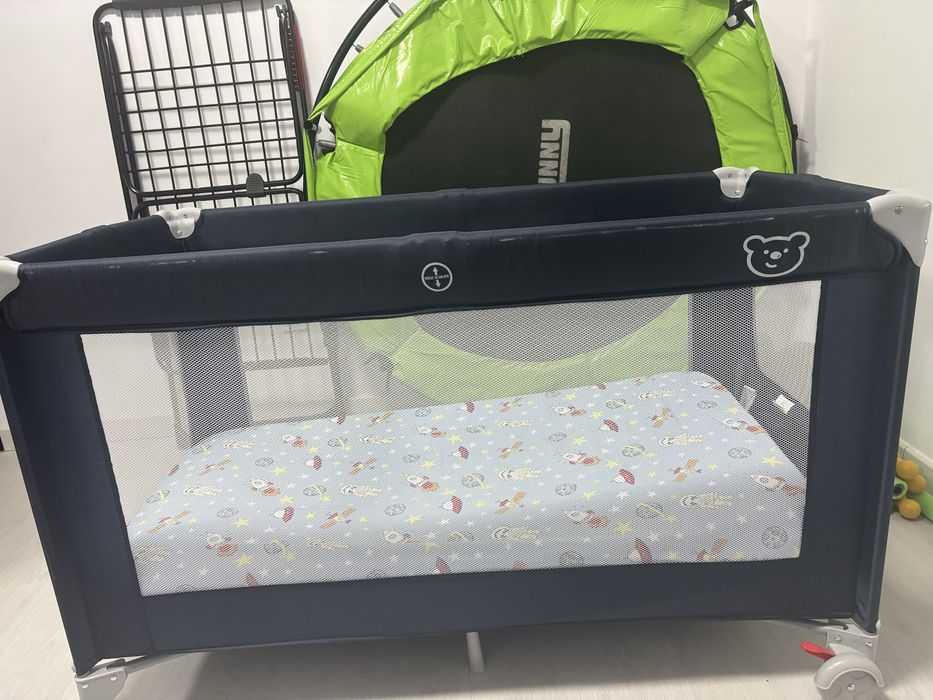 Cama de viagem como novo com colchao ortopedico