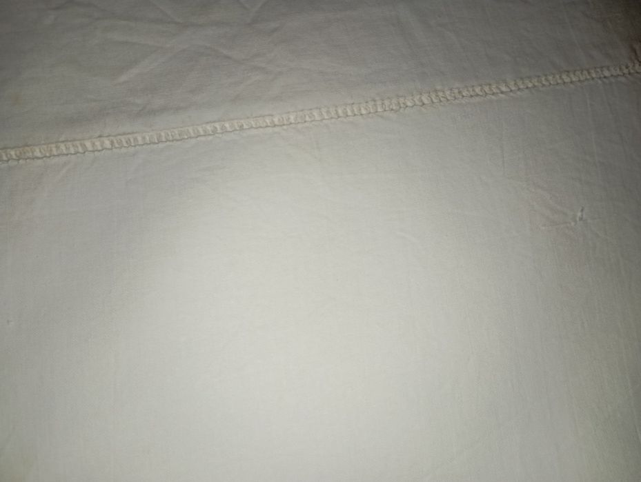 Lençol branco antigo com bainha aberta