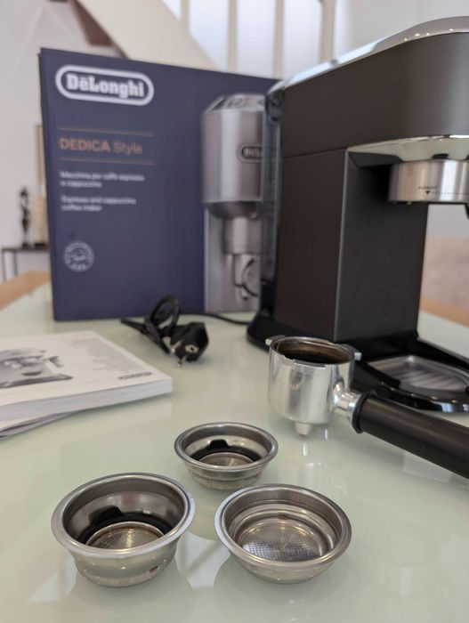 Máquina de café DeLonghi "Dedica" Style