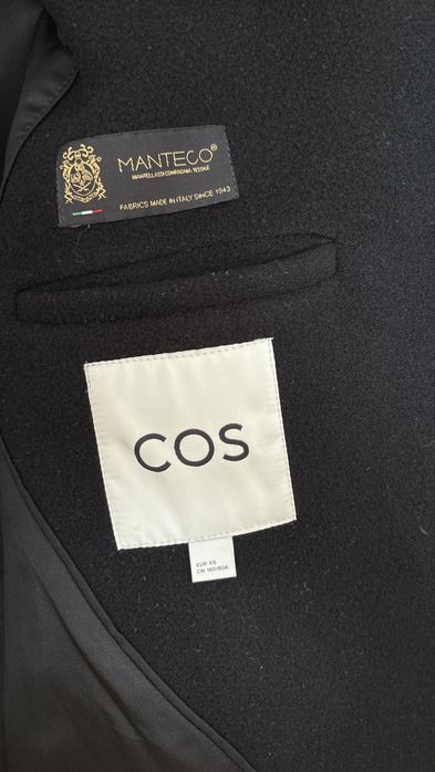 Жіноче пальто від бренду COS