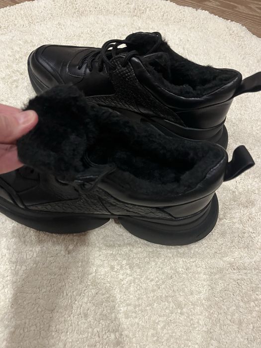 Кожаные новые зимние кроссы,полный 40 р