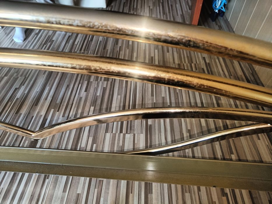 Rama łóżka metalowa złota bez materaca