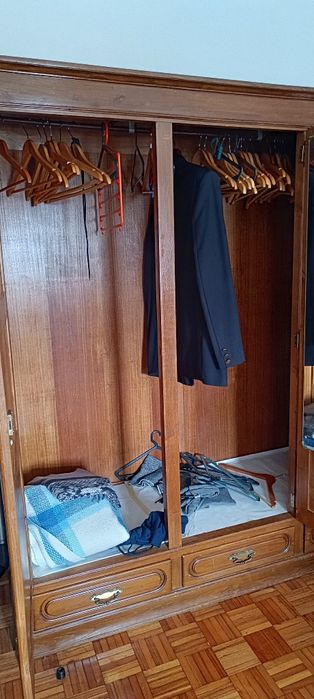 Quarto de Casal Completo em Madeira Maciça (Roupeiro, Cama, mesas de cabeceira e Cómoda)