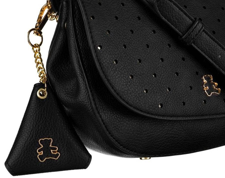 listonoszka damska ze stylową, ażurową klapką i brelokiem -