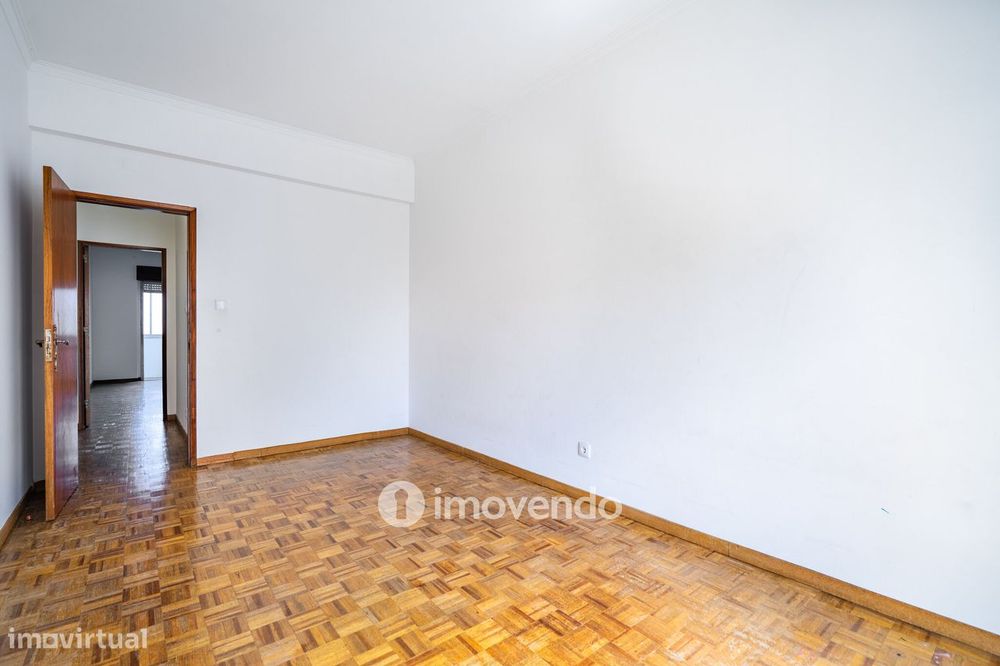 Apartamento T2, com boa luz natural, em Odivelas