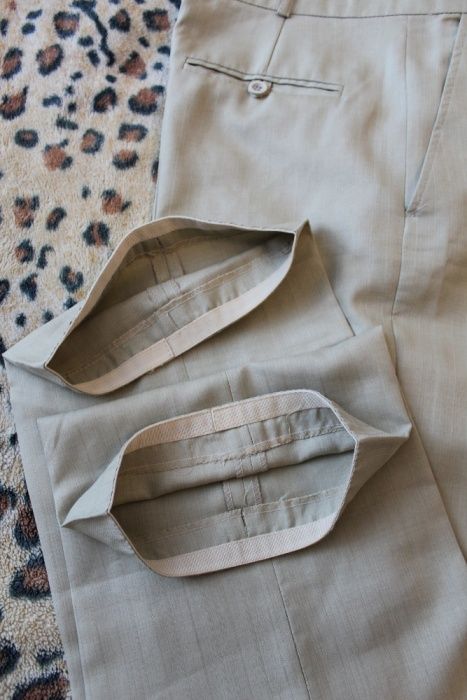 Светлые мужские брюки к свадебному костюму