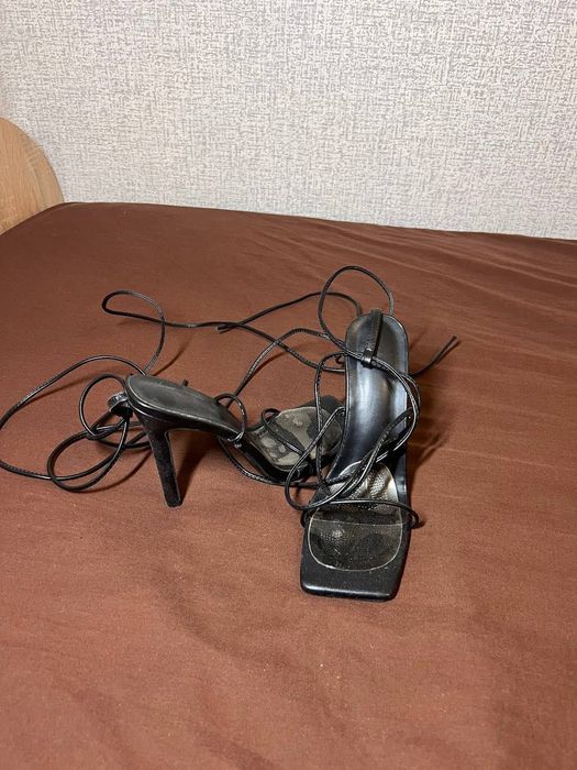 Босоніжки чорні на завʼязках