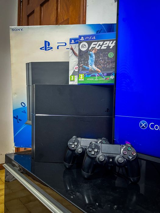 PS4 1TB com 2 comandos e jogos