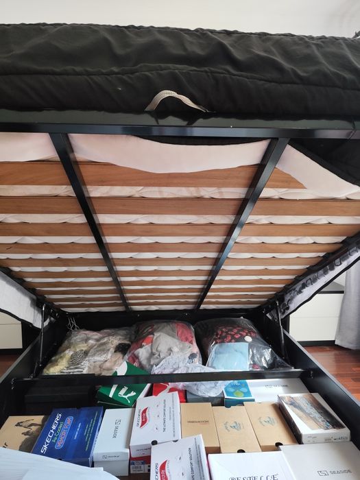 Cama de casal em madeira 150*200 com colchão e mesas de cabeceira