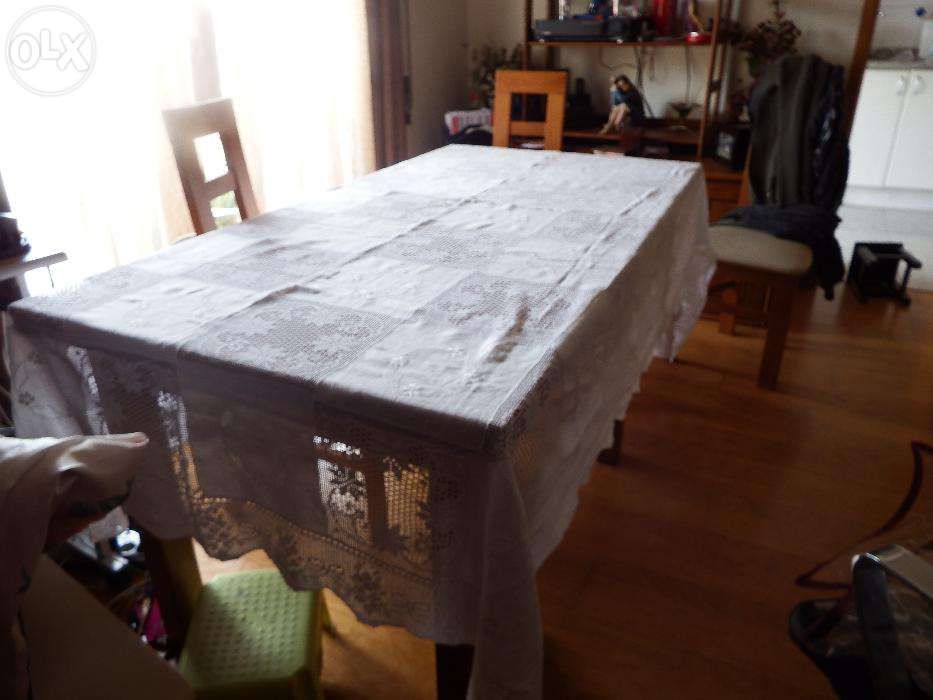 toalha em linho puro e crochet e tecido bordada á mão