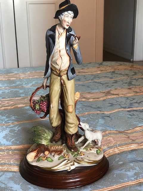 Lindíssima estatueta em Porcelana
